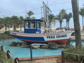 APARTAMENTO NA PRAIA GRANDE A 200 MÉTROS DA PRAIA, CONFORTÁVEL ESPAÇOSO WIFI 350 Mega TV Claro, ÓTIMA LOCALIZAÇÃO